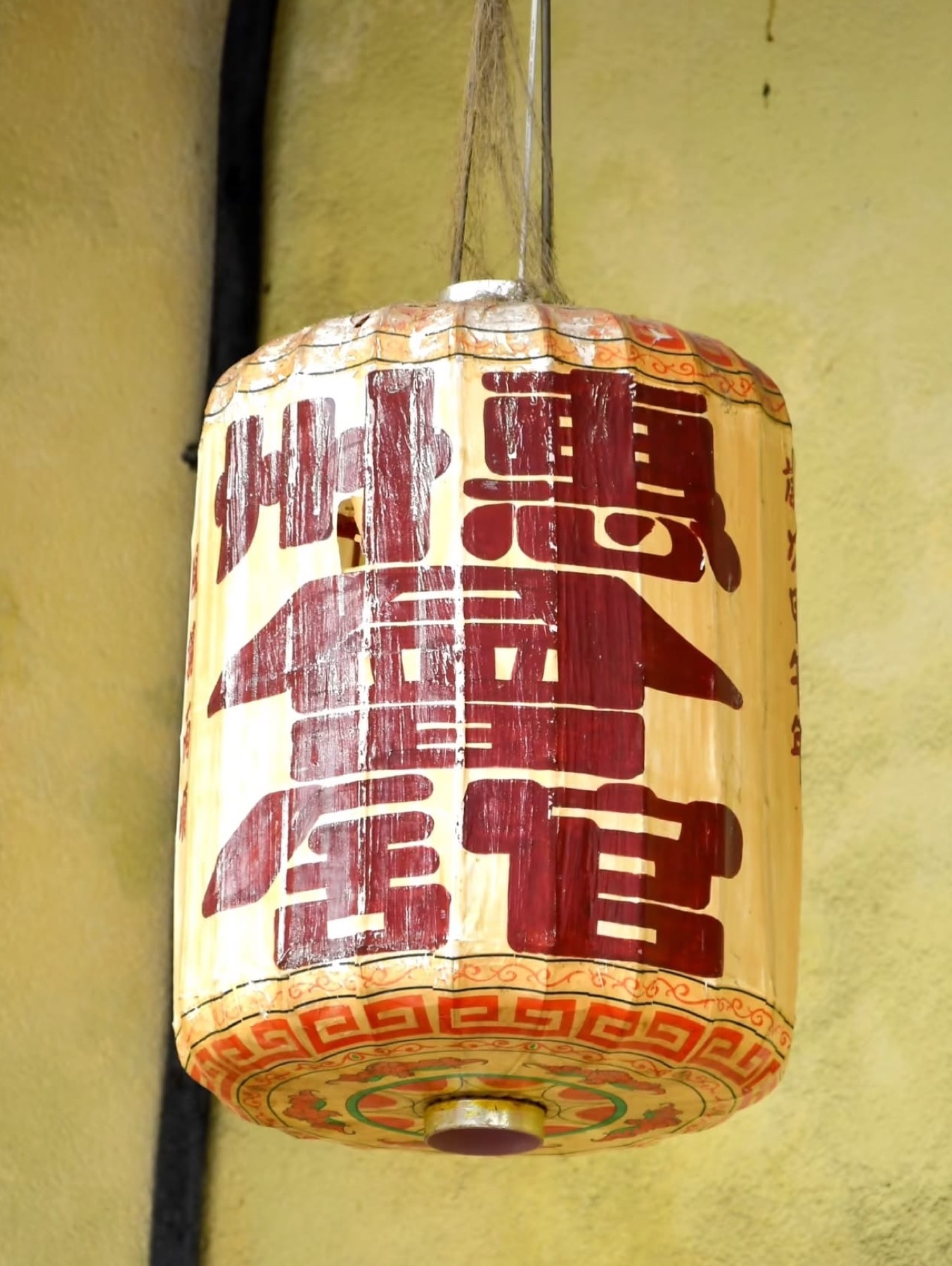 Right-angled white lantern